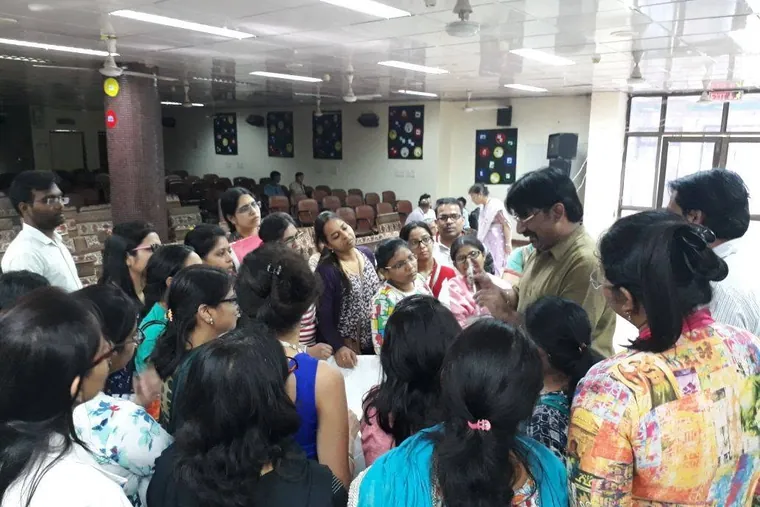 A full room at the microscope
