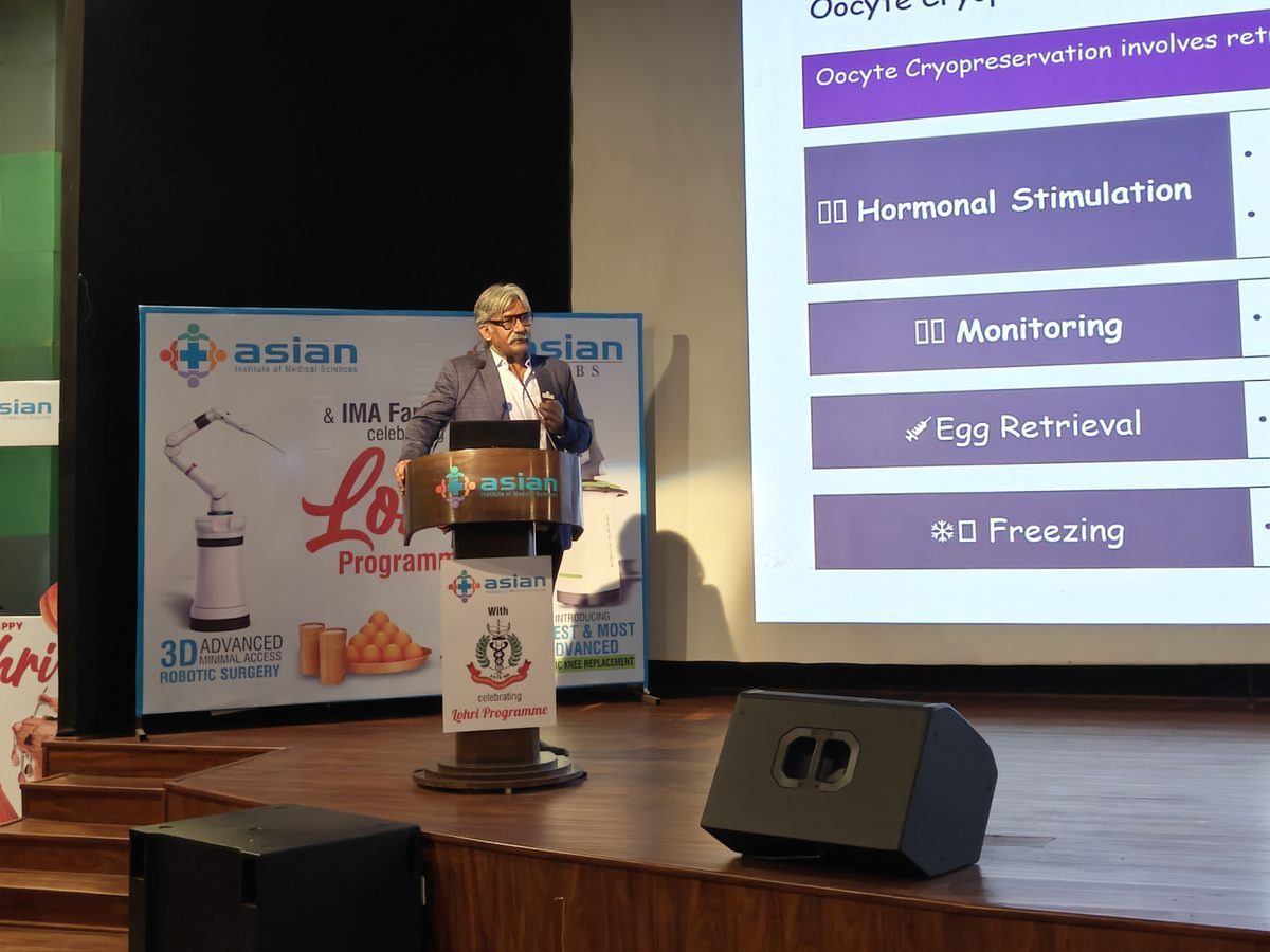 Rajnish presenting oocyte and sperm cryopreservation to clinicians